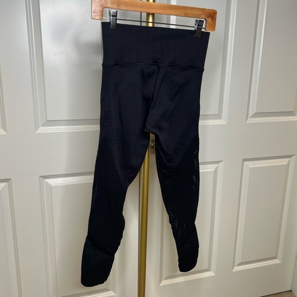 Athelta black seamless perforated mesh fitted leggings ribbed band - Picture 8 of 11